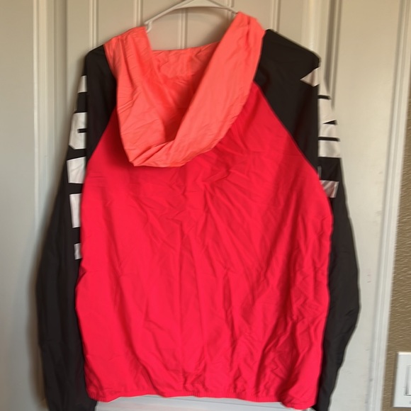 Pink windbreaker - Picture 3 of 3